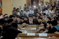 الأقباط يدفنون ضحاياهم وسط هتافات الغضب