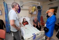 الملكة اليزابيث الثانية تزور جرحى اعتداء مانشستر