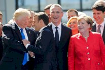 علماء نفسيون يفكّون لغز مصافحة ترمب