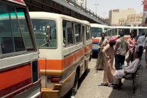 السعودية تؤكد وقف نقل البضائع والركاب من وإلى قطر