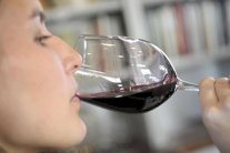 ​دراسة ألمانية: قليل من الخمر يقي من أضرار التدخين