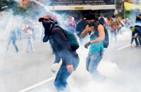 وفاة متظاهر متأثرًا بجروح أصيب بها خلال تظاهرة بفنزويلا