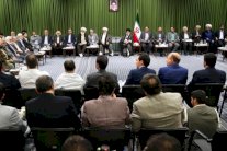 خامنئي يدعو الشعراء لهجو 