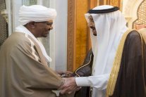 الملك سلمان يستقبل البشير في مكة