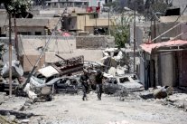 عراقيون يبحثون في غرب الموصل عن سياراتهم بين هياكل متفحمة