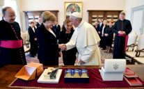 البابا فرنسيس وميركل يبحثان في الفاتيكان الارهاب والبيئة