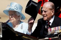 ملكة بريطانيا: صامدون رغم المحن