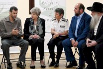 ماي تتفقد موقع هجوم مسجد فينسبوري بارك