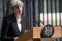 تيريزا ماي تعتذر عن طريقة التعامل مع حريق برج لندن