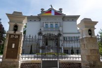 قطر تفرض الحجاب على التماثيل العارية في ألمانيا!