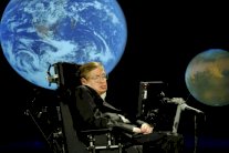 ستيفن هوكينغ يدعو للعودة إلى القمر!