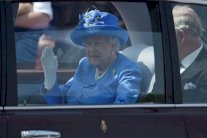 بريطاني يشتكي الملكة: لم تربط حزام الأمان!