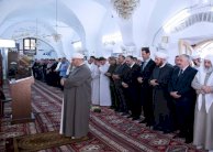 الاسد يؤدي صلاة عيد الفطر في حماة بوسط سوريا