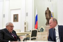 بوتين يجتمع مع كيسنجر