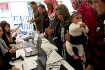 بطاقات مساعدات للاجئين سوريين تنعش عمل تجار لبنانيين