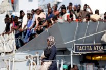 إيطاليا تهدد بإغلاق موانئها في وجه المهاجرين