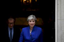 حكومة تيريزا ماي تنال الثقة بفارق بسيط