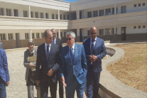 حصاد يزور مدارس يعتزم منتدى أصيلة منحها لوزارة التربية