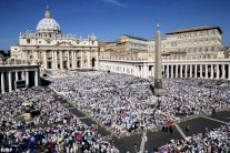 حفلة مثلية ماجنة في منزل مستشار لسكرتير البابا!