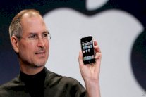 بعد 10 أعوام على تصنيع الآيفون... مستقبل أبل في الميزان