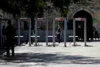 إسرائيل تعيد فتح باحة الاقصى في القدس بعد اغلاقها اثر هجوم