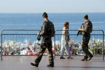 نيابة باريس تطلب سحب عدد مجلة نشرت صورا لاعتداء نيس