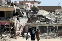 سكان الموصل القديمة يبحثون عن جثث أقاربهم بين الأنقاض