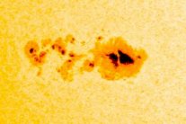 ناسا تصوّر بقعة في سطح الشمس أكبر من الأرض