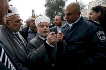 إسرائيل تعتقل مفتي الديار المقدسة عقب اشتباكات في القدس