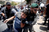 الفلسطينيون يواصلون رفض دخول المسجد الاقصى