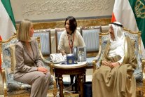 أمير الكويت يستقبل موغيريني