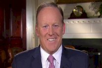 سبايسر يهاجم وسائل الإعلام الأميركية: مهووسة بقضية روسيا