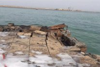 الحوثيون يستهدفون ميناء المخا بقارب مفخخ