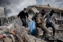 سكان الموصل يبحثون عن المفقودين في المشارح وبين الانقاض