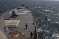 سفينة أميركية تطلق طلقات تحذير في اتجاه قارب إيراني