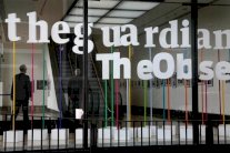 الغارديان تلجأ الى جدار الدفع لتقليل خسائرها