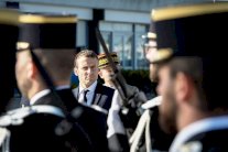 مناهض للحكومة الفرنسية يعتدي بالضرب على نائبة من حزب ماكرون