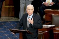 جون ماكين يغادر فراش المرض... ليصفع ترمب!