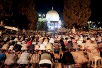 اسرائيل تمنع رجالاً دون الخمسين من الصلاة في الحرم القدسي