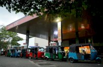 سريلانكا ترسل عسكريين لتوزيع الوقود بسبب إضراب عمال النفط