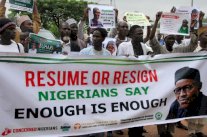 تظاهرات في نيجيريا تطالب الرئيس بخاري بالعودة أو التنحي