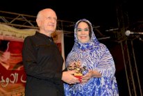 أزولاي يسلم 