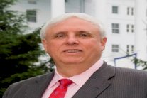 ملياردير فيرجينيا الغربية ينقلب على حزبه ويهدي ترمب انتصارًا كبيرًا