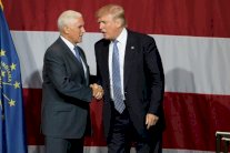 الديمقراطيون يعزفون سيمفونية الخيانة بين ترمب وبينس