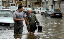 فيضانات مفاجئة في إيران تسفر عن 11 قتيلًا