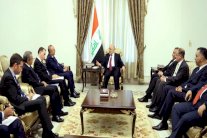 العبادي يبلغ اوغلو ضرورة الاسراع بانسحاب قوات بلاده من العراق