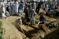 المئات يشيّعون 28 مدنيًا قتلوا بهجوم على مسجد شيعي بكابول