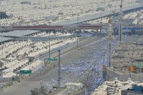 الحجاج يتوافدون إلى منى لقضاء يوم التروية