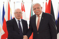 بريطانيا تؤكد الالتزام بحل الدولتين