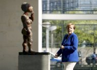 ميركل تدعم خفر السواحل الليبيين محذرة من انتهاك حقوق الانسان